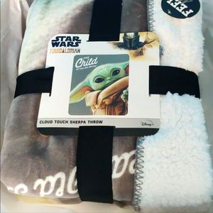 - Mandalorian Sherpa cozy throw Star Wars NEW. Big picture of baby yoda Grogu